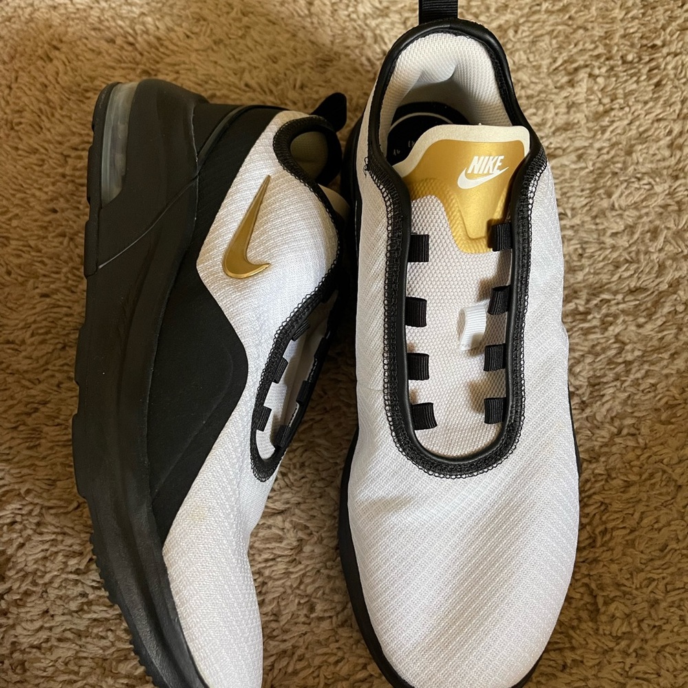 NIKE RUNNING SHOES